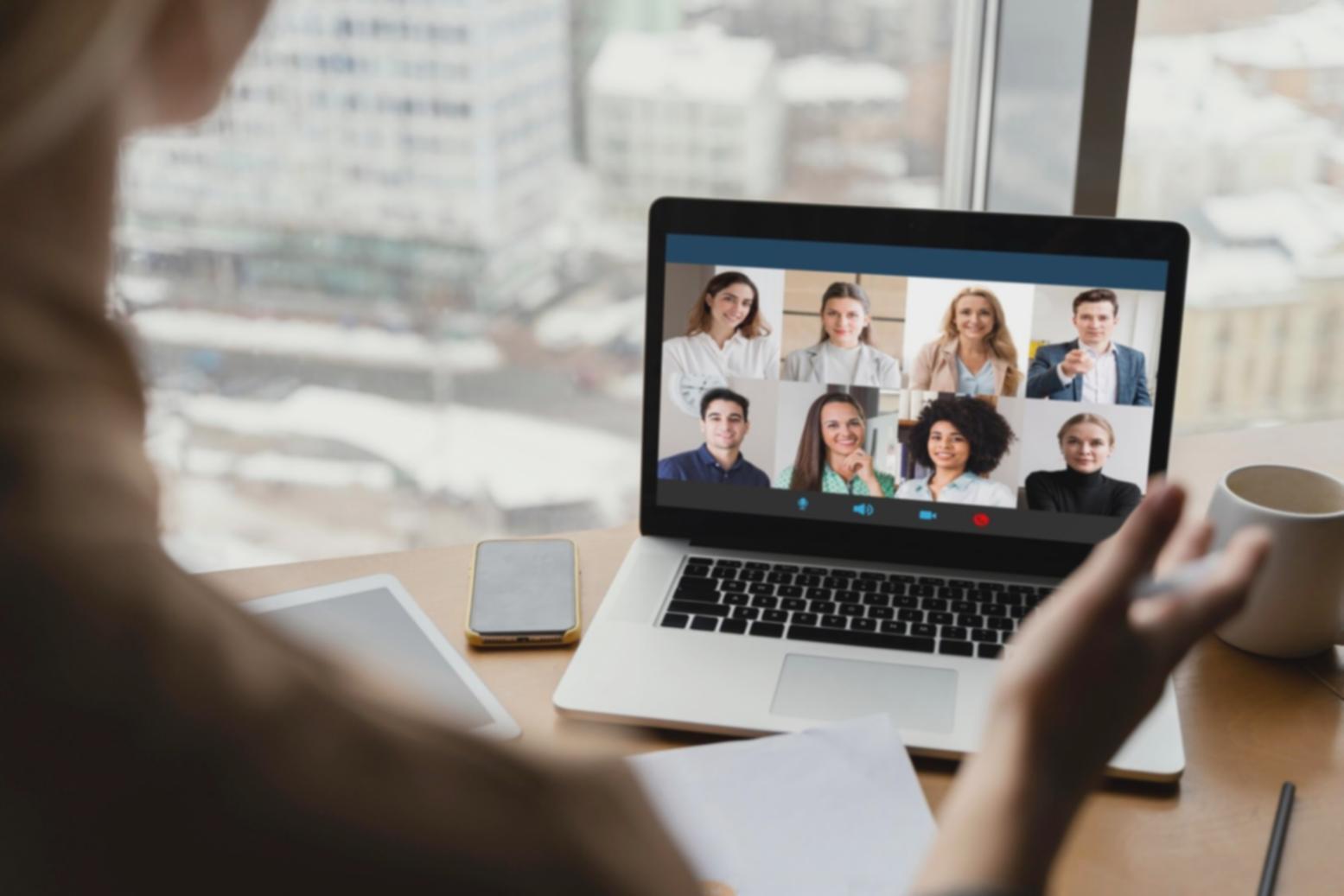 Session de formation en finances d'entreprise avec participants analysant des données financières
